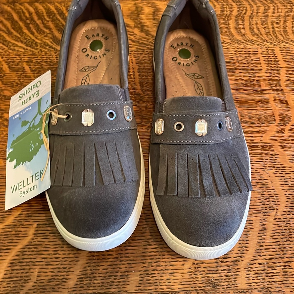 Earth Origins gray suede loafers. Size 8 medium